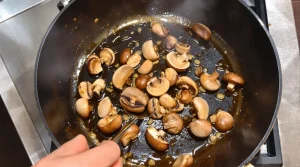 Le chef Etchebest révèle sa méthode pour cuire les champignons et fixer leur jus façon caramélisée